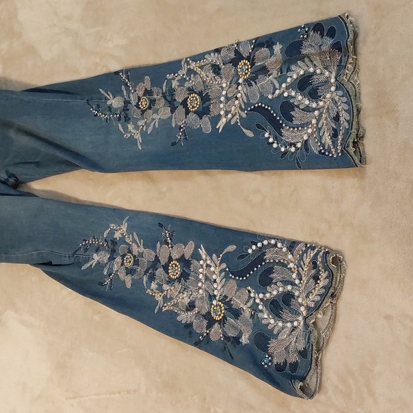 Floral embroidery, pearls, and rhinestone embellishments Flare Jeans Womens 30 - Picture 10 of 14